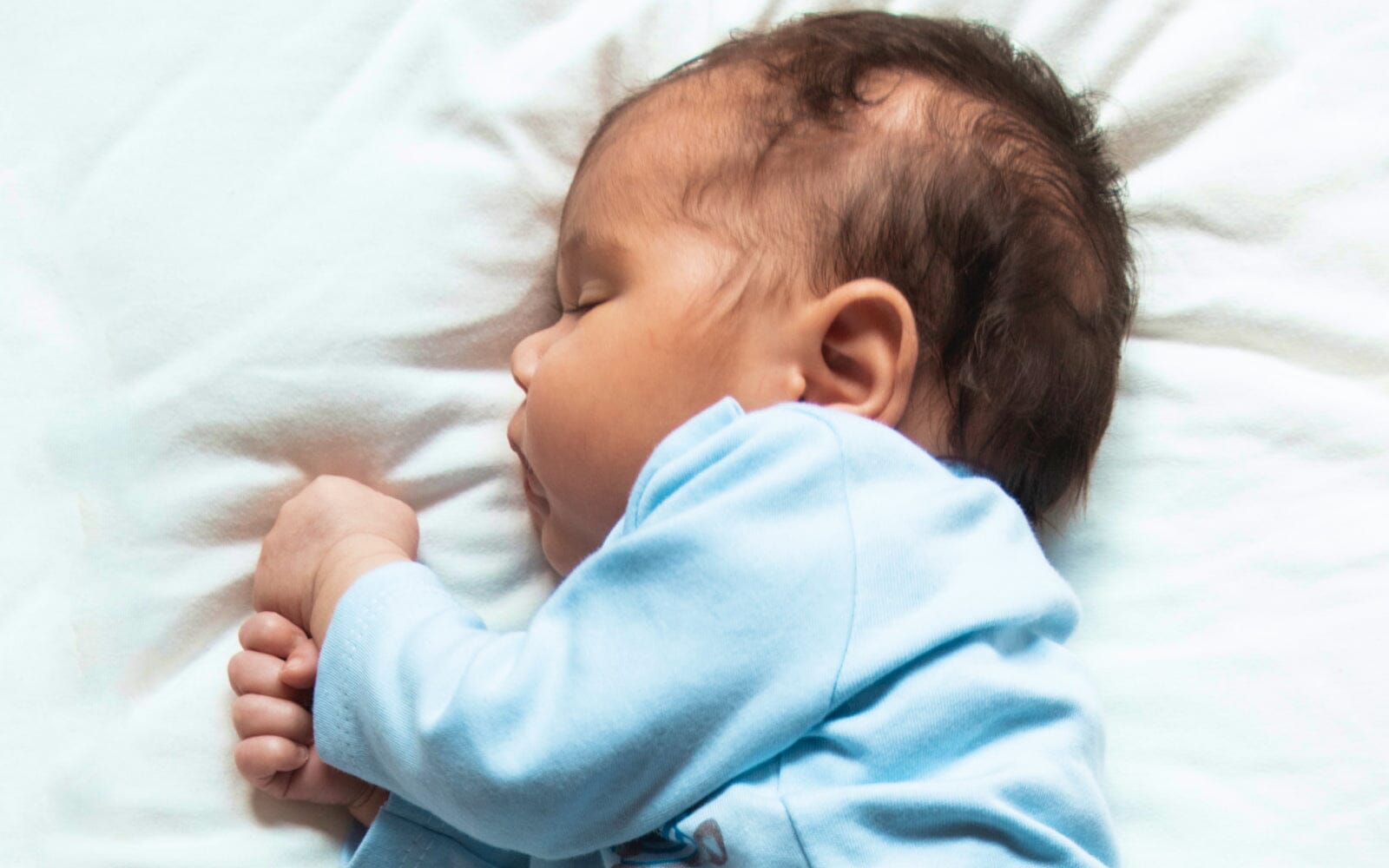 A white noise machine helps a baby sleep